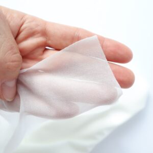 tkanina do zabezpieczania haftu z klejem
